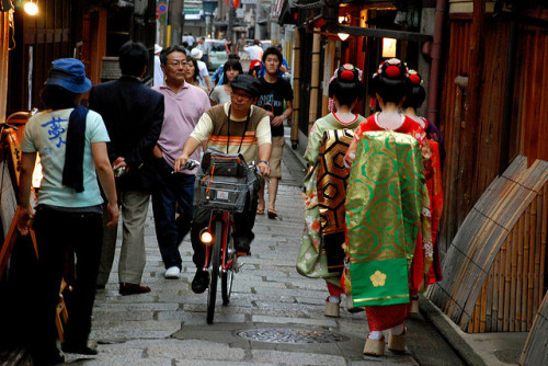 yuikki:Maiko on the march by Jean-François Chénier on Flickr.