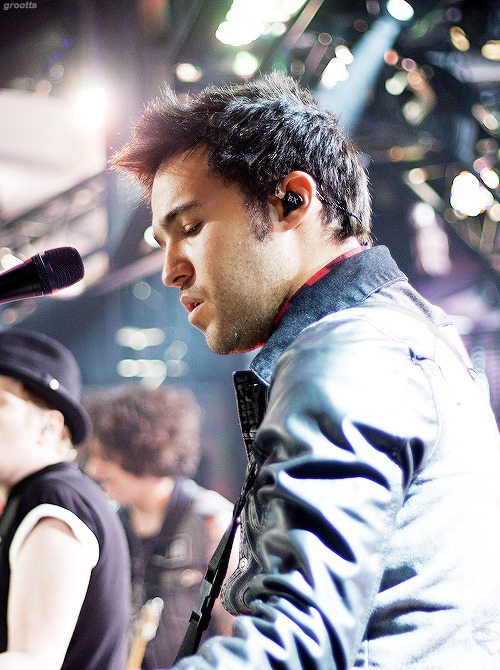 lindir:1/50 pictures of Pete Wentz +