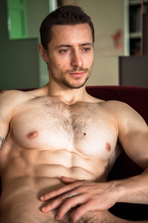 Gay guy from the north east of Scotland, posting what turns me o