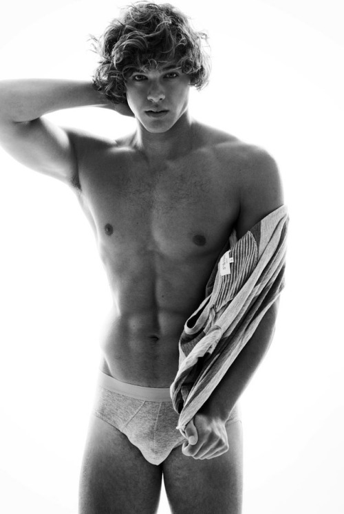 meninvogue:Happy 24th birthday, Kim Paes!