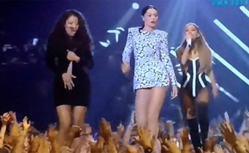 Nicki Minaj Suffers Wardrobe Malfunction At The MTV VMAs - http://www.fox.com.au/scoopla/music/blog/