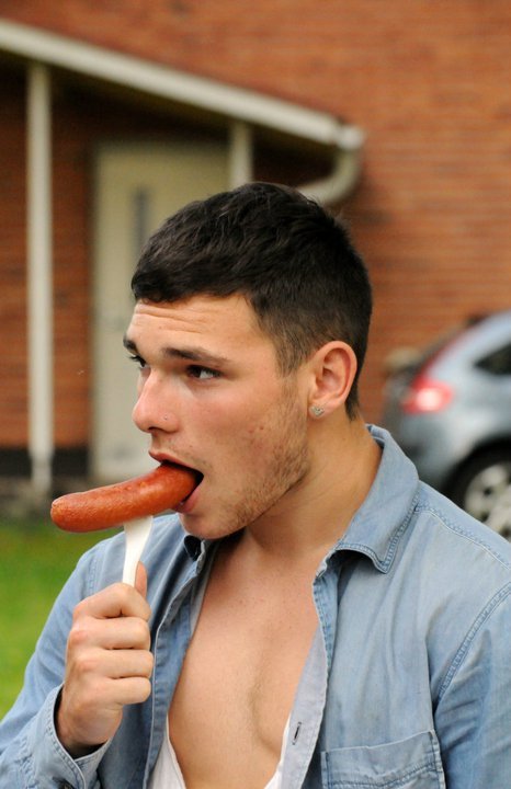 marinebuzz:  practice makes perfect son  Whaddya know? He&rsquo;s hungry for sausage
