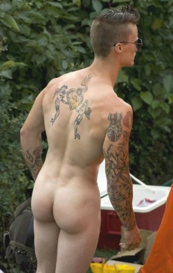 gaynudistcocks:  Be proud of your ass and show it in public: Exhibitionists have more fun in life! 