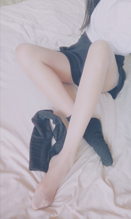 mywanderme: xiaoyaobaby:经典黑白配，早安咯 好想抱着亲