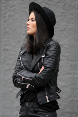 fausses-apparences:  Message me if you have a fashion blog!! Need more blogs to follow xx