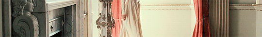 Gif de uma cena do filme Orgulho e Preconceito. Gif de Elizabeth bisbilhotando a mansão de Darcy.