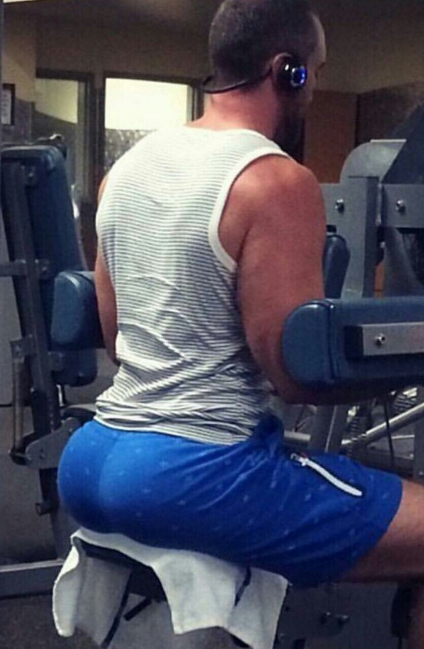 mista1992:  th21420:  dthair:  culograndisimo:  Big booty guys bouncing their huge