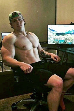 muscleobsessive:   C’mon dude, it’s been three days; my balls ache like fuck. The roids got me so I get hard just rubbing my thighs together.  