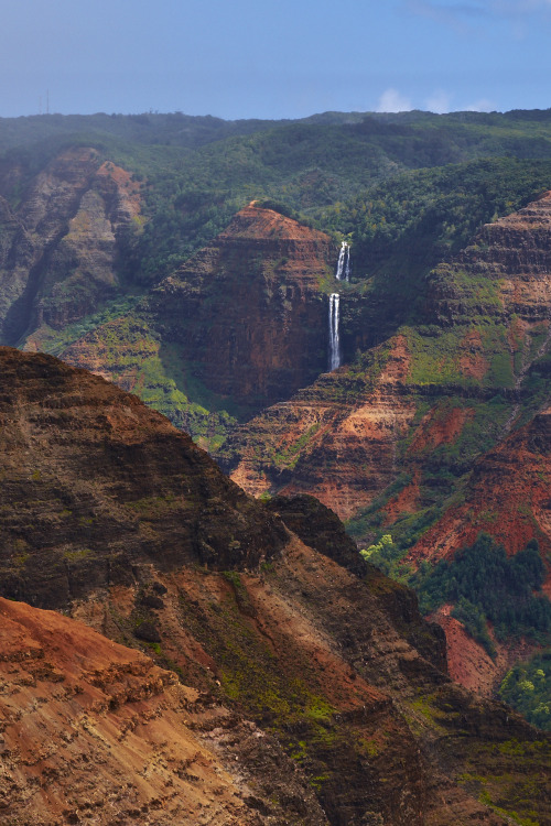 living-planet:   The Grand Canyon of the Pacific, Waimea Canyon, Kauai [OC] [1000x1500]http://living-planet.tumblr.com/ 