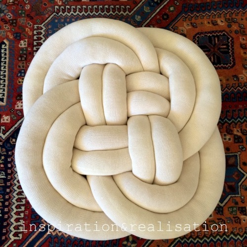 truebluemeandyou: DIY Celtic Knot Pillow Tutorial. Reblogging with more examples of knotted pillows 