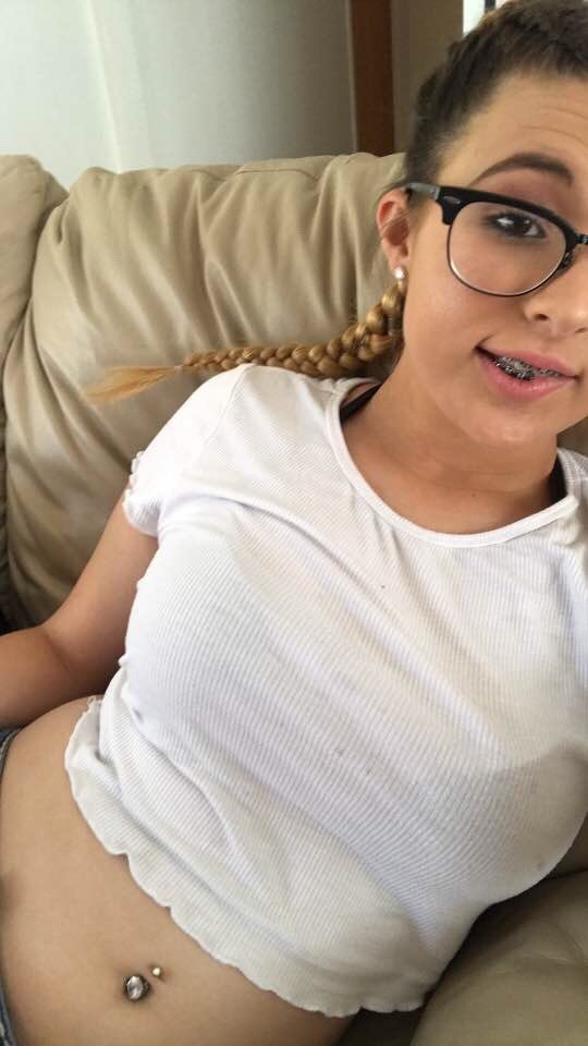 daddyissues2k18:Guess who’s baaaaaaaaaaaaaack 🥰🥰🥰🥰Fuck i missed tumblr, should i post my cleavage or ass for my return Message meeeReblog and follow for a kinky surprise 😘😍