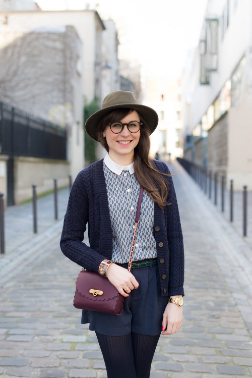 tightsobsession:Small shoulder bag scalop ASOS.Via Mode And The City.