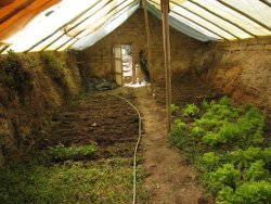 yarrowandyew:  smart-gardener:  koenigaraymo:  Build a 跌 underground greenhouse for year-round gardening Growers in colder climates often utilize various approaches to extend the growing season or to give their crops a boost, whether it’s coldframes,