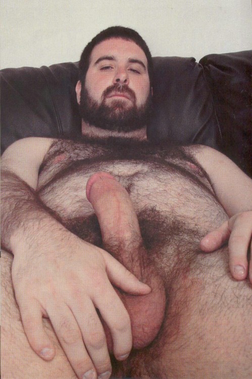 otterspot:  tulsabearbuddy:  furrealmen:  housebearsofatlanta:  Love his body and fur  Me too!  Handsome.  hehe….well lookie here…