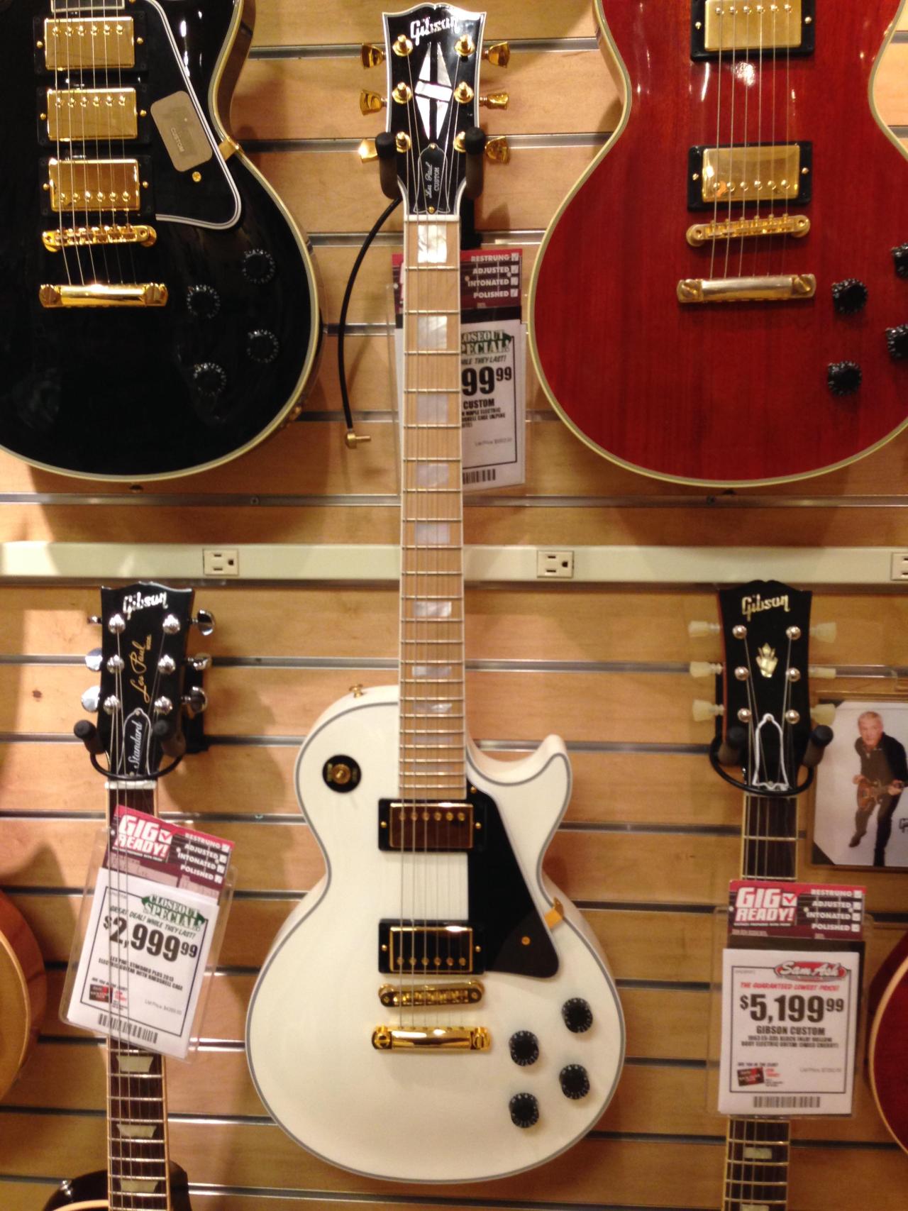 lolmont:  Saw this while at Samash today. Maple Fingerboard Les Paul Custom my favorite