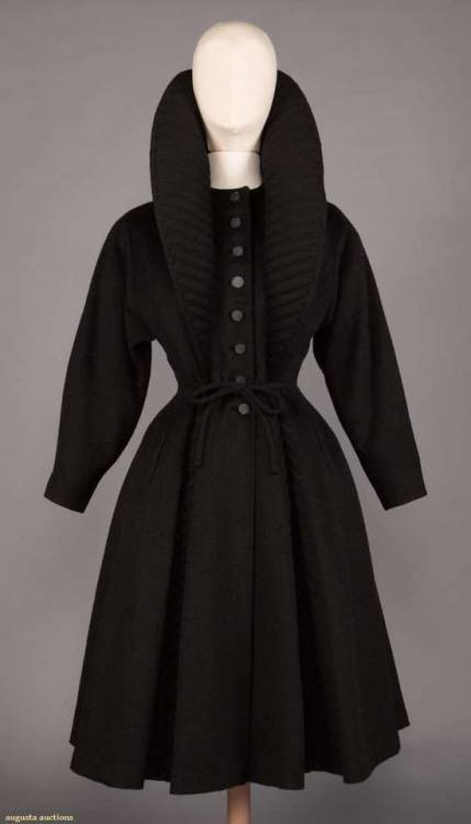 DRAMATIC LILLI ANN WOOL COAT, 1950sBlack wool 1950s coat w/ convertible collar to cape, long sleeves