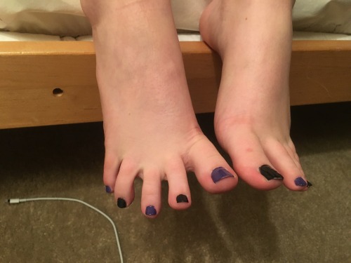 feetofmarleyquinn:  Trying some new nail polish <3