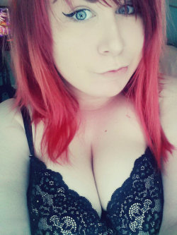 bellebuttonstuff:  Felt pretty cute yesterday in my new bra :)