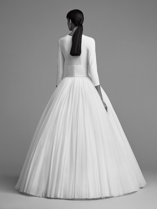 designerbridalroom:Viktor &amp; Rolf | This elegant princess ball gown features a tailored crepe