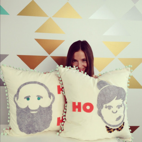 DIY Mr. and Mrs. Santa Claus HO Pillows Tutorial from an ebook by The Alison Show: http://thealisons