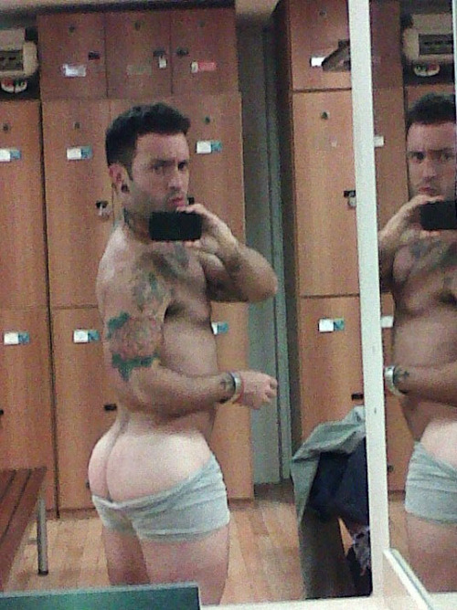 buttandcream: IN THE GYM II I LOVE this guy :) and his beautiful ass ;)