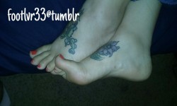 footlvr33:  Sexy toes and tats …..😏  I love foot tats