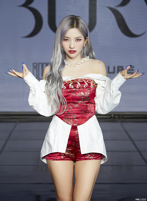 Sexy hot thicc thighs Soyeon