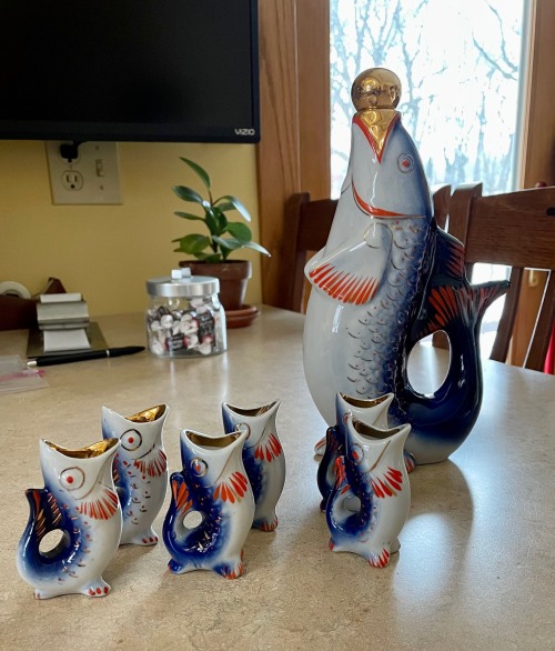 shiftythrifting:Fish decanter and shot glasses.Yes adult photos