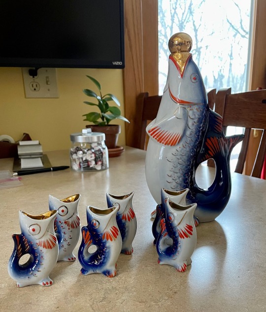 Sex shiftythrifting:Fish decanter and shot glasses.Yes pictures