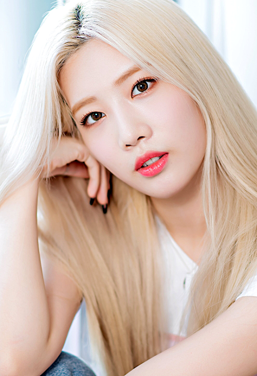 dramaintherain:LOOΠΔ Kim Lip ☾ Osen: Star Road