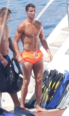 fuck-yeah-male-celebs:  🌈 CRISTIANO RONALDO