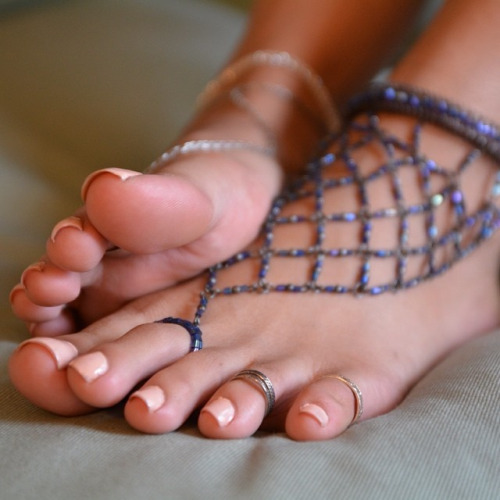 naughty-chicks-feet: Bare Toes