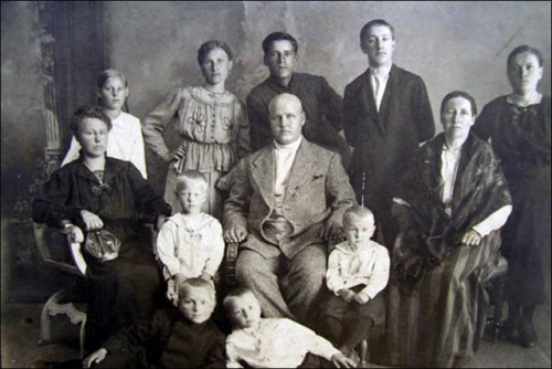 A prosperous peasant family in Omsk before the repressions (Russia, pre-1928).