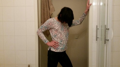srarlicht:  So i just got a new shirt hope you guys like it. This is kind of fun. Love you all!!!