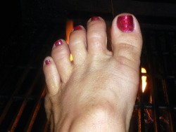 melissassouthernsoles:  hot feet on the grill    who wants to eat?