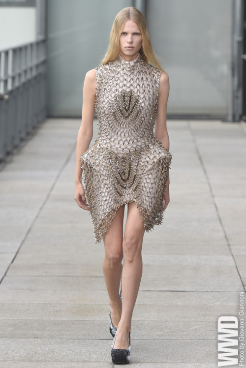 Fetish dress womensweardaily:  Iris van Herpen RTW Spring 2015 “Intellectual” seems like a big word for a fashion show, but Iris van Herpen’s thought-provoking displays deserve the adjective. For More For all RTW Spring 2015 