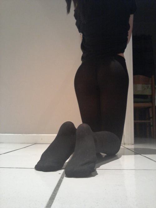 feetmeow: Feet and black tights without panties :3-Valentina i love this.