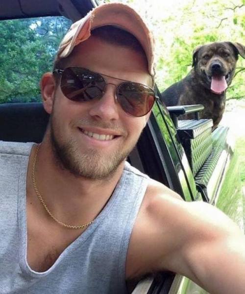 coachgrunt:load up with the dog, cock sucker. i’d love to serve this handsome guy. 