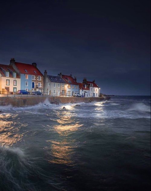 everylittlethingshedoesismagic:  The fishing village of St Monans, Scotland    © Photo John Murray  