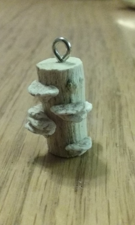 bonkalore:  The newest addition to my jewelry crafting so far! It’s tiny af but that’s also why it took so long to do fff… I plan to do an earring set but this alone took about 5-6 hours…  Every set and piece will be uniquely sold since I literally