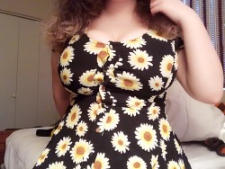 lovely-thighs:  Do I look cute today? 🌻🌻🌻