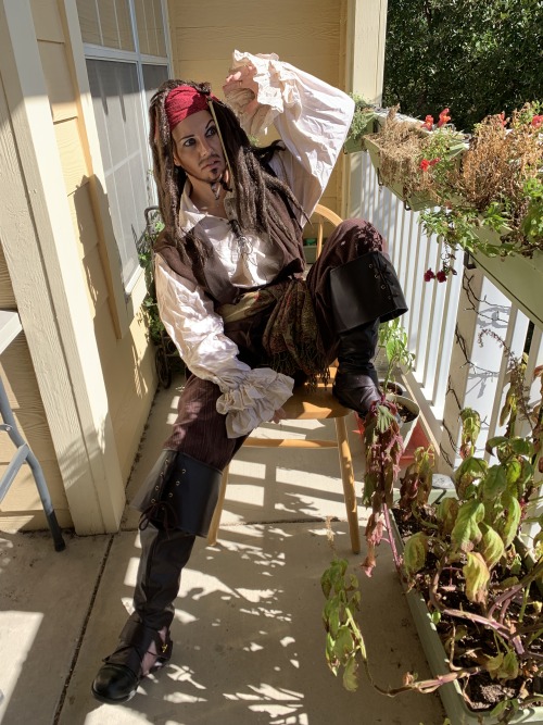 Decided to bring this cosplay back for this last Halloween. Always fun being Jack Sparrow. ♥