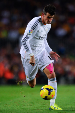 gareth-11-bale:  Gareth Bale of Real Madrid CF runs with the ball during the La Liga match between FC Barcelona and Real Madrid CF at Camp Nou on October 26, 2013 in Barcelona, Spain. 