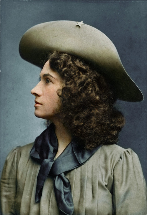 infernalmachines:American sharpshooter, Annie Oakley, ca. 1900