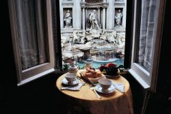 eccellenze-italiane:Fontana di Trevi, Roma, 1994foto di Steve McCurry