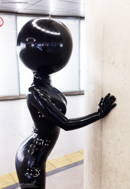 fetishdolltt: kinkygoethe: Heavy rubber doll! ♥ by Latexperiment.com #Doll #Kinky!