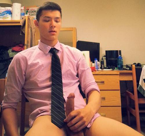 blessedngifted-theyoungmalebody: Naughty office boi!! I could like working w/ this guy! Getting hoor