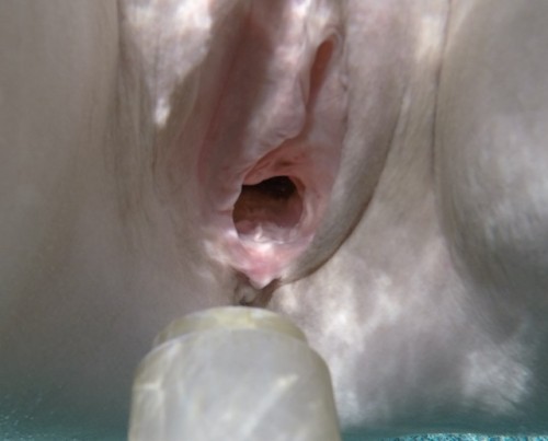 gapeloverone:  kinkypair4fun:  As the pool jet fills her big hole!  Nice hole!