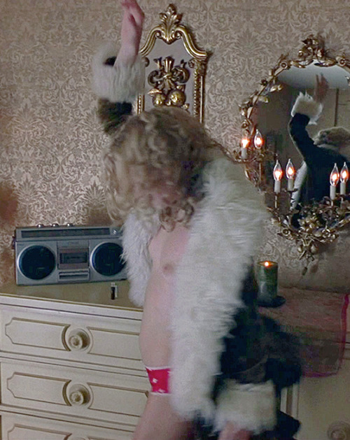 gotcelebsnaked:  Kate Hudson - nude in ‘Almost Famous’ (2000)