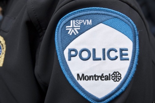 POLICIERS DE MONTRÉAL ET
MANIFESTATIONS ÉTUDIANTES -
DEMANDES DES POLICIERS POUR 7% D'AUGMENTATION DE SALAIRE EN 2015…
Il y a lieu d'être très inquiet du comportement des policiers qui ont regardé sans rien faire les pompiers envahir et saccager...